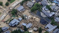 Begini kondisi pemukiman yang terendam banjir di Murakami, Niigata, Jepang. (Kyodo/Reuters).