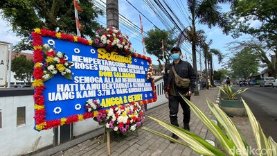 Karangan Bunga dan Spanduk Jelang Sidang Doni Salmanan