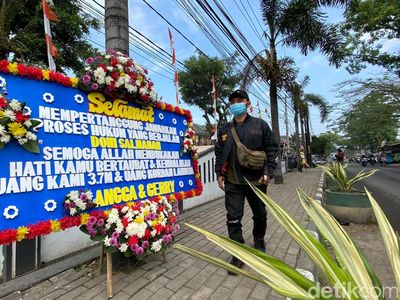 Karangan Bunga dan Spanduk Jelang Sidang Doni Salmanan