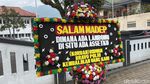 Karangan Bunga dan Spanduk Jelang Sidang Doni Salmanan