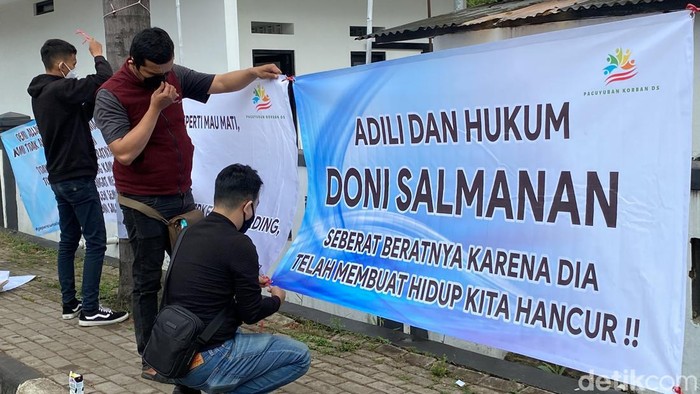 Spanduk jelang sidang Doni Salmanan.