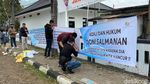 Karangan Bunga dan Spanduk Jelang Sidang Doni Salmanan