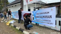 Karangan bunga dan spanduk pun terpasang di area luar Pengadilan Negeri Bale Bandung. (Foto: Wisma Putra/detikJabar)