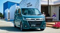 Suzuki Wagon R bermain di kelas kei car. Sebagai sebuah kei car, Wagon R bermodalkan mesin 660 cc. Ada dua pilihan, non-turbo dan turbo. Versi turbo tenaganya mencapai 64 PS dengan torsi maksimal 98 Nm. Sementara non-turbo tenaganya 49 PS dengan torsi maksimal 58 Nm. Mesin hadir dengan teknologi mild hybrid. Tenaga disalurkan melalui transmisi CVT. Ada juga pilihan penggerak dua roda dan empat roda. Foto: Dok. Suzuki
