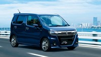 Suzuki Wagon R Custom Z ini punya tampilan yang lebih sporty dibandingkan varian lain Wagon R di Jeang. Mobil ini mengadopsi lampu depan LED yang dirancang khusus. Grille dan bumper depan tampil lebih ganteng. Ditambah lagi aksen krom di bagian fasianya. Foto: Dok. Suzuki