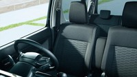 Di bagian interiornya, kesan sporty tak ketinggalan. Bagian kabin mobil ini didominasi warna hitam mulai dari jok, door trim hingga dasbor. Foto: Dok. Suzuki