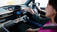 Suzuki Wagon R terbaru ini dilengkapi dengan AC otomatis, sistem push-start keyless, hingga penghangat untuk jok pengemudi.  Selain itu, soket daya USB [Tipe-A / Tipe-C] juga menjadi perlengkapan standar. Foto: Dok. Suzuki