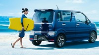 Beralih ke bagian samping, kesan sporty Suzuki Wagon R Custom Z hadir dari bagian velgnya. Mobil mungil ini memiliki velg alloy berukuran 15 inchi. Foto: Dok. Suzuki
