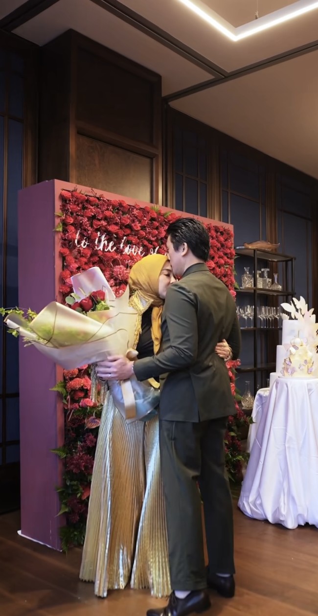 Tampak suami tercinta memberikan Syahrini buket bunga mawar merah yang cukup besar. Reino pun terlihat mencium kening Syahrini dengan penuh cinta. Foto: Instagram/@princessyahrini