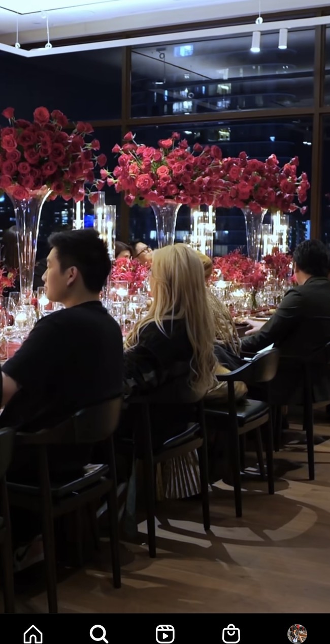 Dengan dekorasi serba merah dan bertabur bunga mawar merah, perayaan ulang tahun Syahrini itu ramai dihadiri oleh para tamu undangan. Para tamu undanngan yang hadir kemudian duduk memenuhi bangku-bangku yang telah disediakan. Foto: Instagram/@princessyahrini