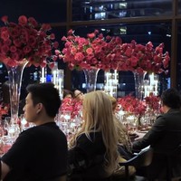 Dengan dekorasi serba merah dan bertabur bunga mawar merah, perayaan ulang tahun Syahrini itu ramai dihadiri oleh para tamu undangan. Para tamu undanngan yang hadir kemudian duduk memenuhi bangku-bangku yang telah disediakan. Foto: Instagram/@princessyahrini