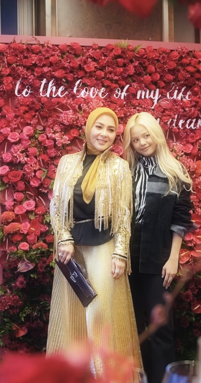 Salah satu tamu undangan Syahrini yang cukup mencuri atensi adalah idol KPop Sorn eks CLC. Tak disangka rupanya istri Reino Barack itu bersahabat dengan Sorn eks CLC. Foto: Instagram/@princessyahrini