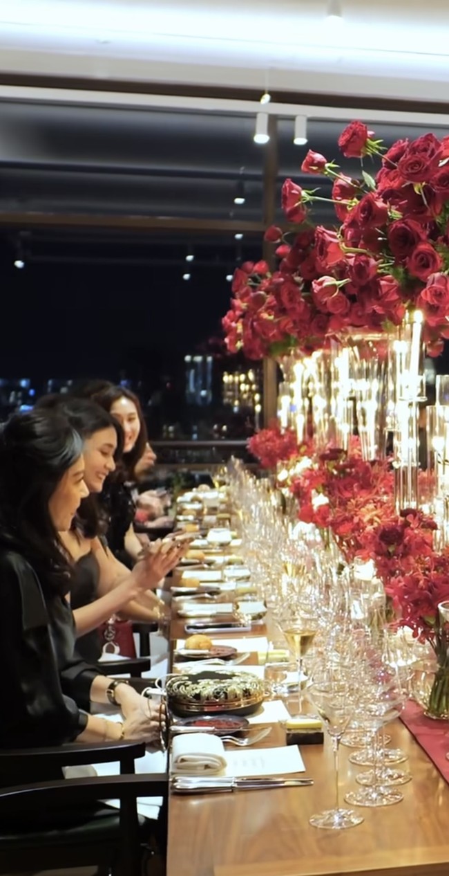 Meja dinner untuk perayaan ulang tahun Syahrini itu tampak sudah ditata sedemikian rupa. Dengan dekorasi bertabur mawar merah, dinner ulang tahun Syahrini itu jadi terlihat mewah sekaligus elegan. Foto: Instagram/@princessyahrini