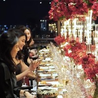 Meja dinner untuk perayaan ulang tahun Syahrini itu tampak sudah ditata sedemikian rupa. Dengan dekorasi bertabur mawar merah, dinner ulang tahun Syahrini itu jadi terlihat mewah sekaligus elegan. Foto: Instagram/@princessyahrini