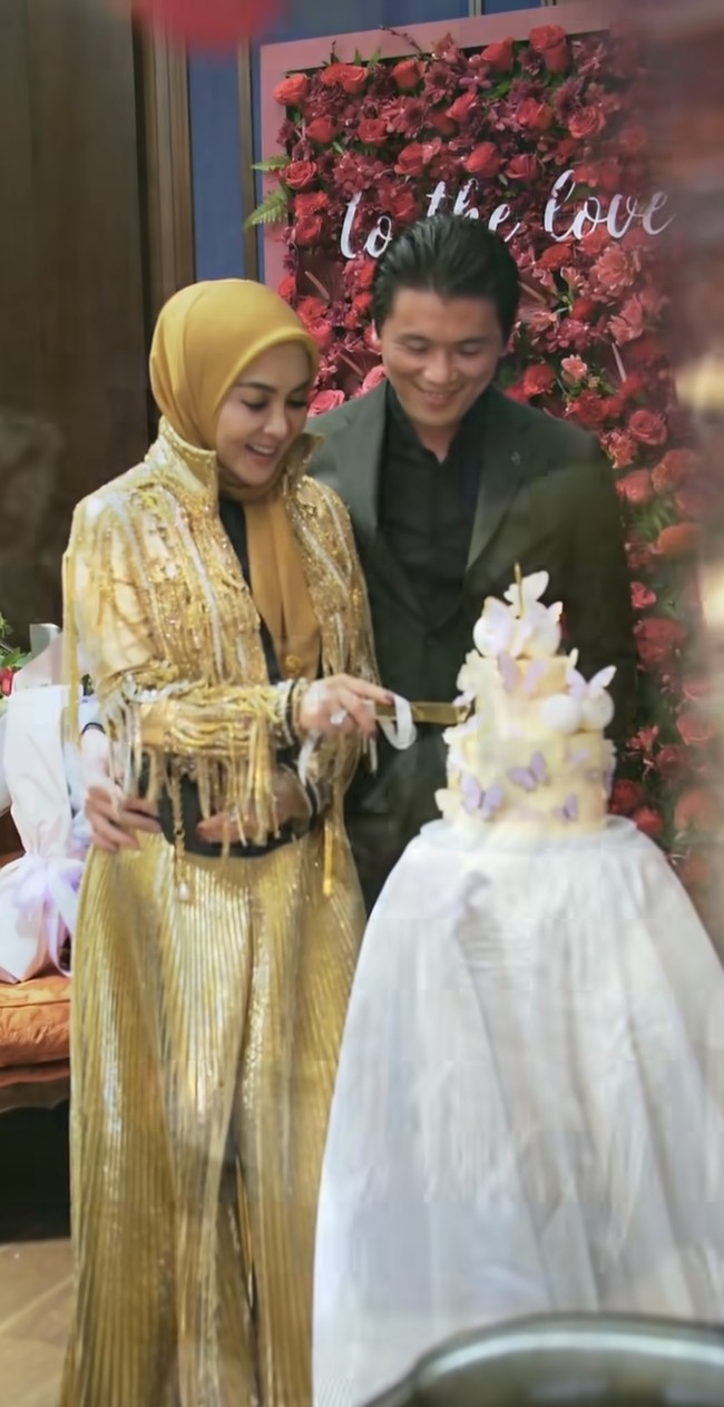 Sang suami tercinta, Reino Barack juga tampak setia mendampingi sang istri di hari ulang tahunnya. Seperti di dalam foto, keduanya tampak mesra ketika momen pemotongan kue ulang tahun. Foto: Instagram/@princessyahrini