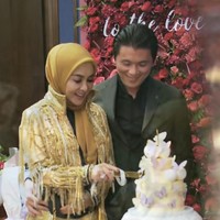 Sang suami tercinta, Reino Barack juga tampak setia mendampingi sang istri di hari ulang tahunnya. Seperti di dalam foto, keduanya tampak mesra ketika momen pemotongan kue ulang tahun. Foto: Instagram/@princessyahrini