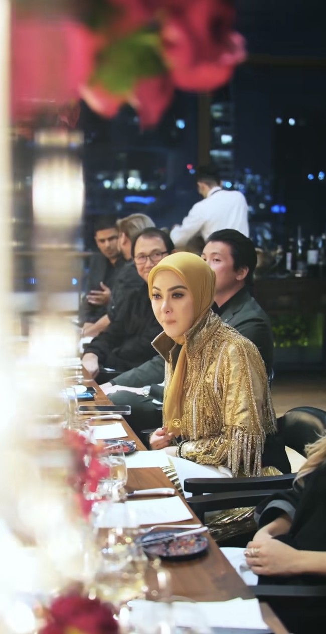 Tak hanya dihadiri oleh sahabat Syahrini, beberapa teman dekat Reino pun tampak hadir. Para tamu undangan yang hadir terlihat kompak mengenakan outfit berwarna hitam. Foto: Instagram/@princessyahrini