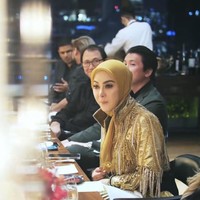 Tak hanya dihadiri oleh sahabat Syahrini, beberapa teman dekat Reino pun tampak hadir. Para tamu undangan yang hadir terlihat kompak mengenakan outfit berwarna hitam. Foto: Instagram/@princessyahrini