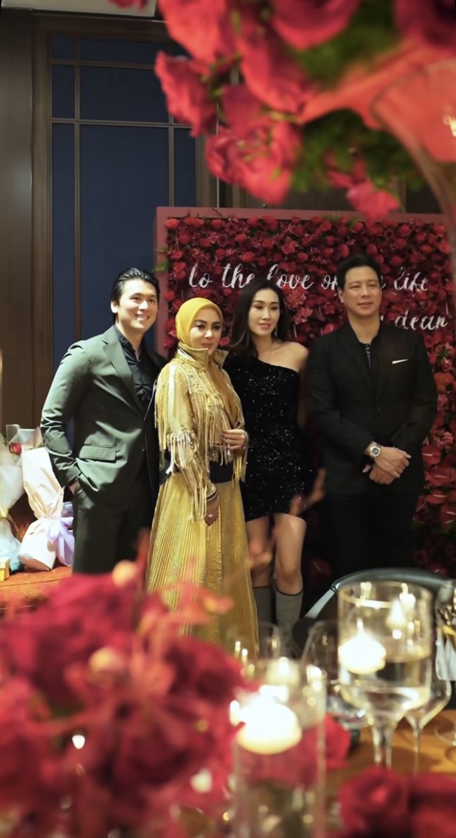 Syahrini dan Reino pun berfoto bersama para tamu undangan yang hadir. Syahrini terlihat anggun mengenakan outfit berwarna kuning. Bagian atasannya memiliki aksen seperti rumbai-rumbai yang dipadukan dengan rok panjang plisket serta hijab berwarna senada. Foto: Instagram/@princessyahrini