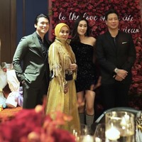 Syahrini dan Reino pun berfoto bersama para tamu undangan yang hadir. Syahrini terlihat anggun mengenakan outfit berwarna kuning. Bagian atasannya memiliki aksen seperti rumbai-rumbai yang dipadukan dengan rok panjang plisket serta hijab berwarna senada. Foto: Instagram/@princessyahrini