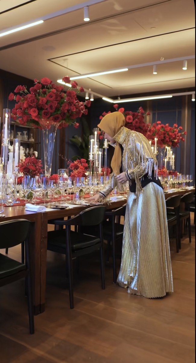 Di hari ulang tahunnya Syahrini memilih merayakannya dengan makan malam mewah di Singapura. Tak hanya berdua dengan sang suami, Reino Barack, pasangan yang menikah pada Februari 2019 itu juga mengundang para kerabat dan sahabat-sahabat dekatnya. Foto: Instagram/@princessyahrini