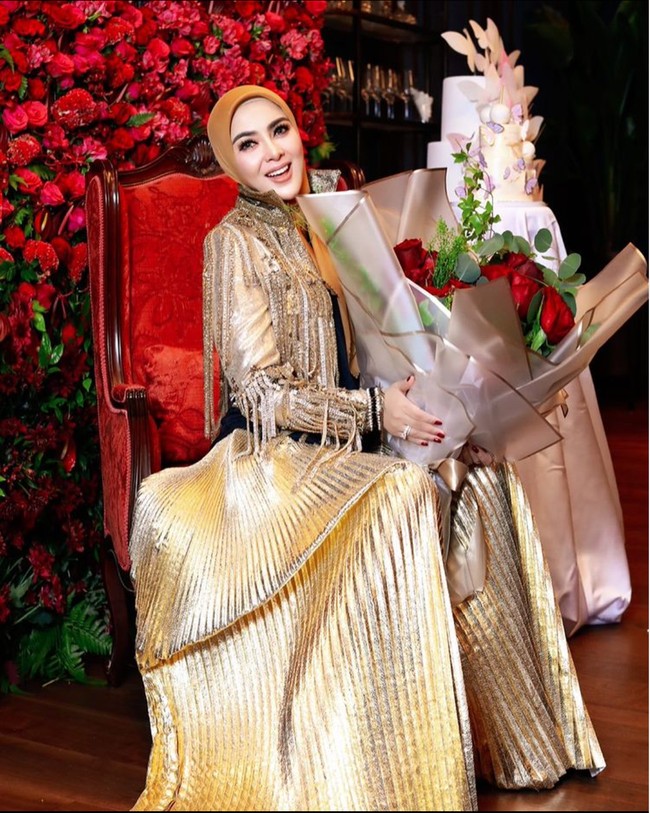 Syahrini baru saja merayakan ulang tahunnya yang ke-40. Melalui akun Instagram pribadinya, Syahrini tampak membagikan kemeriahan acara ulang tahunnya yang digelar secara mewah. Foto: Instagram/@princessyahrini