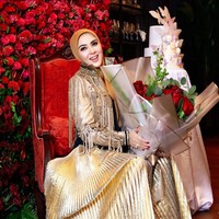 Syahrini baru saja merayakan ulang tahunnya yang ke-40. Melalui akun Instagram pribadinya, Syahrini tampak membagikan kemeriahan acara ulang tahunnya yang digelar secara mewah. Foto: Instagram/@princessyahrini