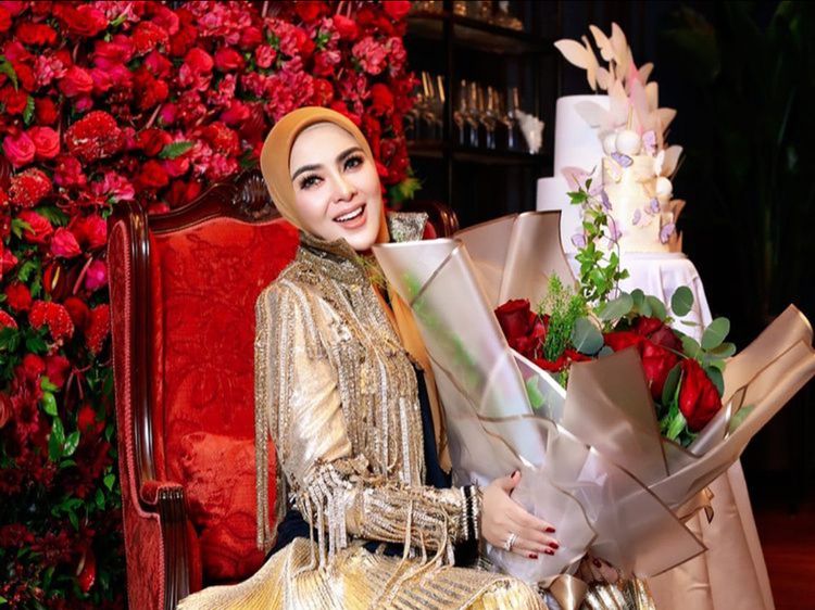 10 Foto Mewahnya Ultah Syahrini Dihadiri Idol KPop, Hadiahnya Jam Miliaran