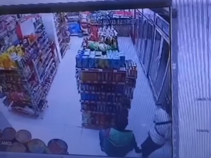 tangkap layar CCTV diduga ojol lakukan pelecehan dengan memotret dari bawah selangkangan pengunjung di Alfamart