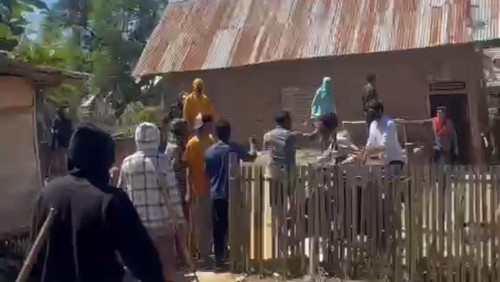 Tangkapan layar video keluarga ABG korban pemerkosaan di Bima, NTB, melakukan aksi pengerusakan rumah terduga pelaku.