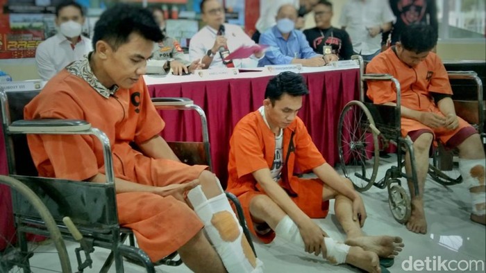 Tiga pembobol mesin ATM Bank Sumsel Babel ditembak polisi.