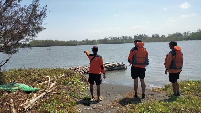 Tim SAR gabungan melakukan pencarian korban tenggelam di Sungai Opak Bantul, Kamis (4/8/2022).