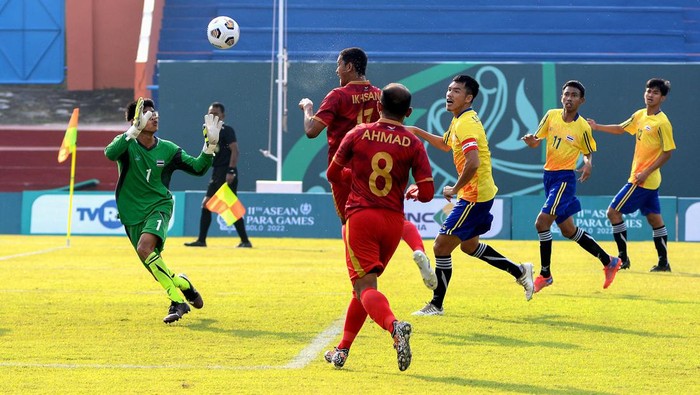 Pemain Timnas Indonesia 11th ASEAN Para Games 2022 CP Football Muhamad Iksan Tabrani (tengahi) berusaha membobol gawang Thailand di Stadion UNS, Solo, Minggu (31/7). Timnas Indonesia menang dengan skor 3-2. INASPOC/ Yoma Times Suryadi/Ali
