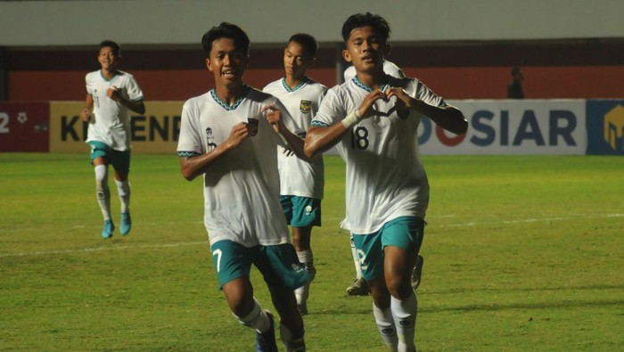 Pesepak bola Timnas Indonesia U-16 I Komang Ananta(kanan) melakukan selebrasi usai mencek gol ke gawang Timnas Singapura U-16 pada pertandingan AFF U-16 2022 di Stadion Maguwoharjo, Depok, Sleman, D.I Yogyakarta, Rabu (3/8/2022). Timnas Indonesia U-16 berhasil membungkam Timnas Singapura U-16 dengan skor akhir 9-0. ANTARA FOTO/Aloysius Jarot Nugroho/foc.