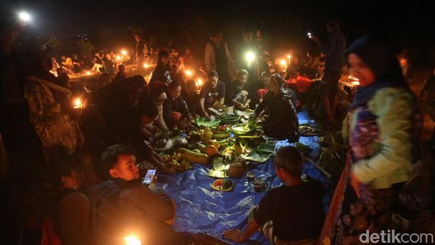 Tradisi Lamporan yang digelar masyarakat di Pegunungan Kendeng, Rabu malam (3/8/2022).