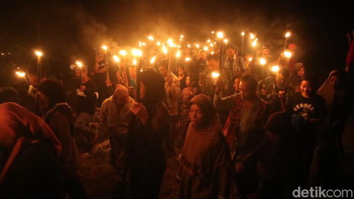 Tradisi Lamporan yang digelar masyarakat di Pegunungan Kendeng, Rabu malam (3/8/2022).