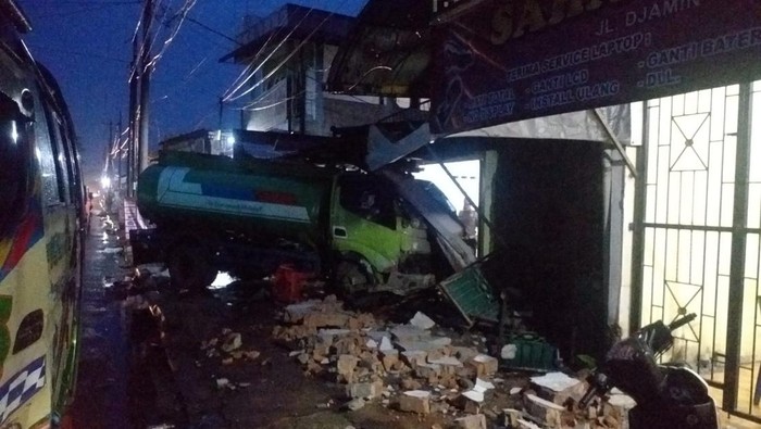 Truk tabrak rumah warga di Jalan Jamin Ginting Medan (Foto: Istimewa)