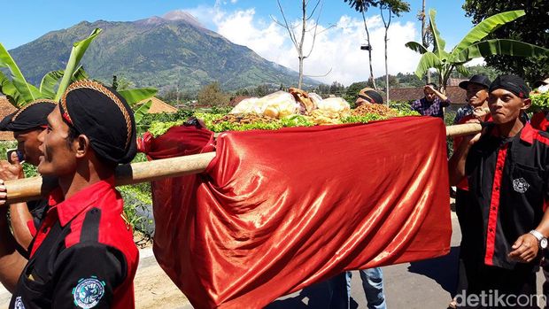 Kirab gunungan tembakau dan hasil bumi lainnya dalam acara tungguk tembakau di Desa Senden, Kecamatan Selo, Kabupaten Boyolali, Kamis (4/8/2022).