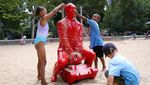 Patung Putin Berwarna Merah Darah Jadi Mainan Bocah di New York
