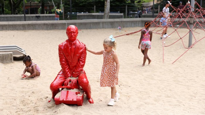 UKRAINE-CRISIS/USA-STATUE A child points a water pistol at a statue of Russian President Vladimir Putin riding a tank by French artist James Colomina in a playground in Central Park in Manhattan, New York City, U.S., August 2, 2022. REUTERS/Andrew Kelly TPX IMAGES OF THE DAY
