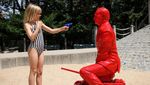 Patung Putin Berwarna Merah Darah Jadi Mainan Bocah di New York