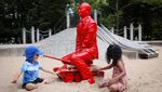 Patung Putin Berwarna Merah Darah Jadi Mainan Bocah di New York