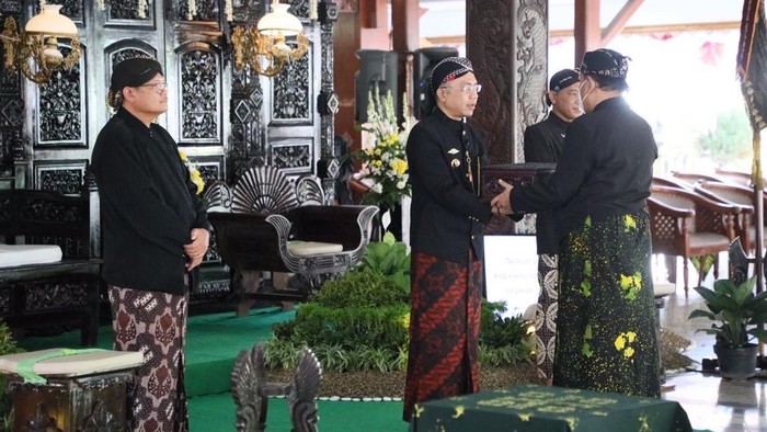 Wabup Blitar menerima Bedhol Pusaka