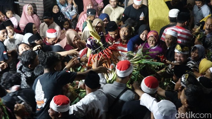 Warga Dusun Grinting Probolinggo saat menggelar Buk Buk Bumeh