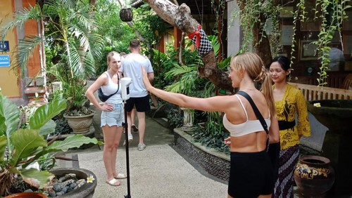 Wisatawan di salah satu hotel yang ada di Kabupaten Karangasem, Bali.