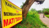 Spanduk bertuliskan Kami Ridho dan Ikhlas Yang Membuang Sampah di Sini Mati Tabrakan itu dibuat oleh pengurus RT dan RW akibat banyaknya warga yang membuang sampah di lokasi ini.