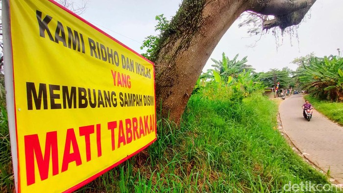 Yakin Masih Mau Buang Sampah di Dini? Sejumlah banner imbauan agar tidak membuang sampah sembarangan terpampang di kawasan RW 01 Rawa Buntu, Tangerang Selatan, Kamis (4/8/2022). Banner atau spanduk yang bertuliskan