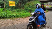 Menurut salah seorang warga, spanduk ini dipasang sejak awal tahun 2022.