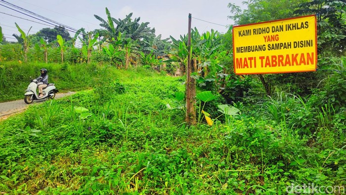 Yakin Masih Mau Buang Sampah di Dini? Sejumlah banner imbauan agar tidak membuang sampah sembarangan terpampang di kawasan RW 01 Rawa Buntu, Tangerang Selatan, Kamis (4/8/2022). Banner atau spanduk yang bertuliskan