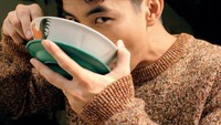 Masih tak bisa lepas dari mie ayam, aktor yang memiliki tinggi mencapai 183 cm ini bahkan tak gengsi menghabiskan mie ayam hingga kuahnya. Foto: Instagram/FB Yoshi Sudarso